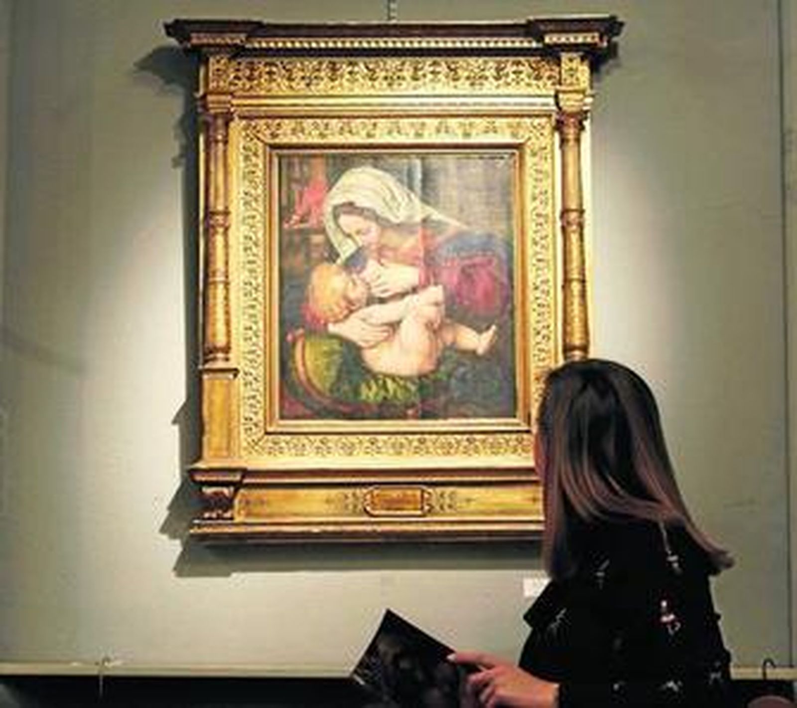 Ante la 'Virgen del cojín verde', tabla milanesa del siglo XVI elegida como portada del catálogo.