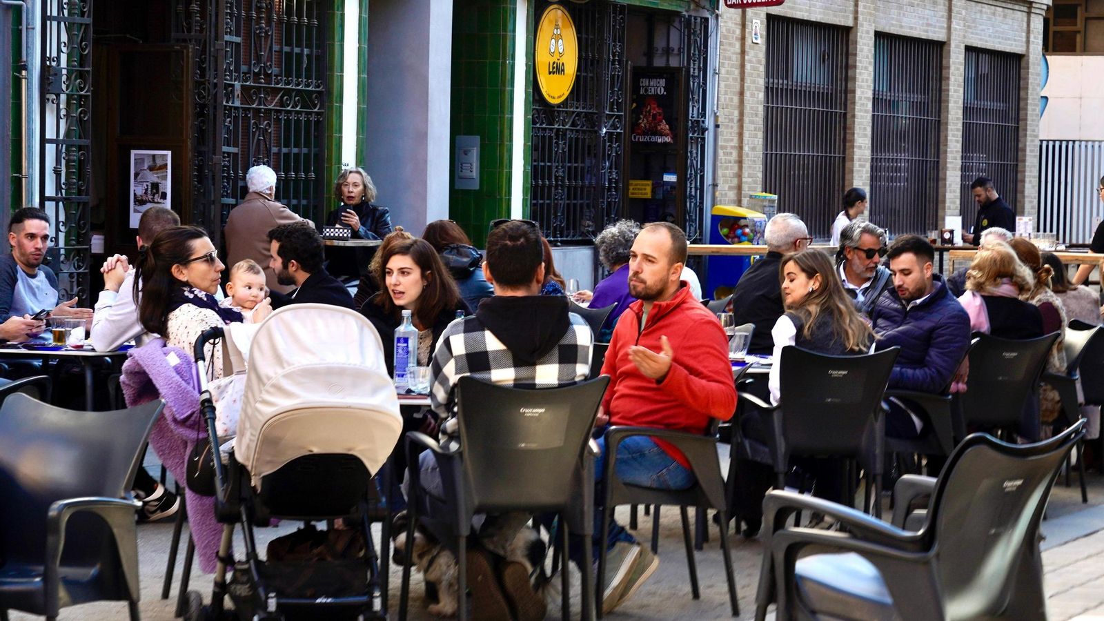 La terraza llena de uno de los bares de la capital onubense. La terraza llena de uno de los bares de la capital onubense.