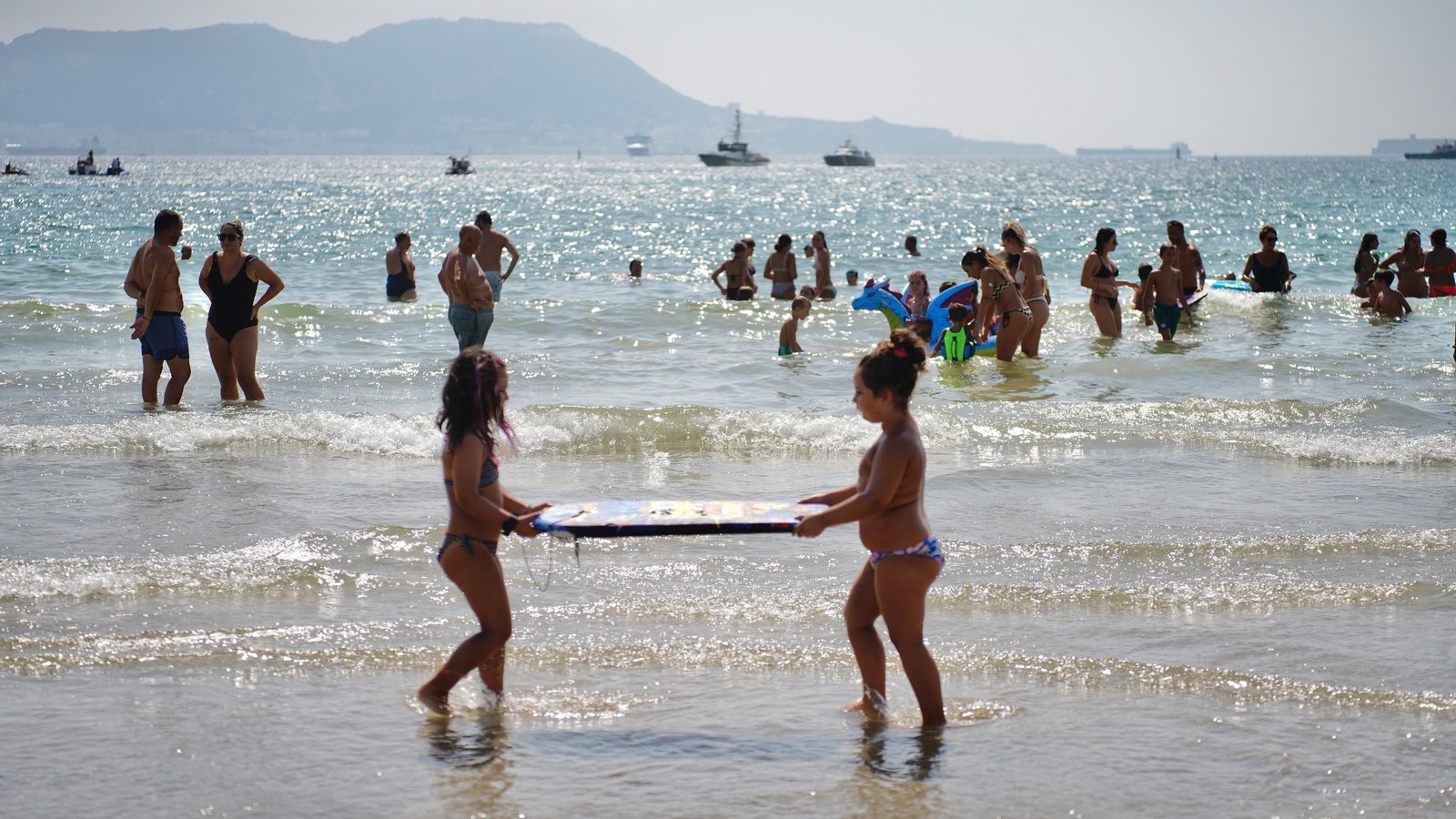 Fotos del ambiente en la playa de El Rinconcillo en la Romería Marítima de la Virgen de la Palma