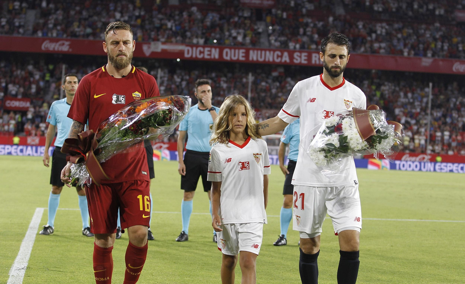 Los capitanes De Rossi y Pareja, junto a Aitor Puerta en la ofrenda floral