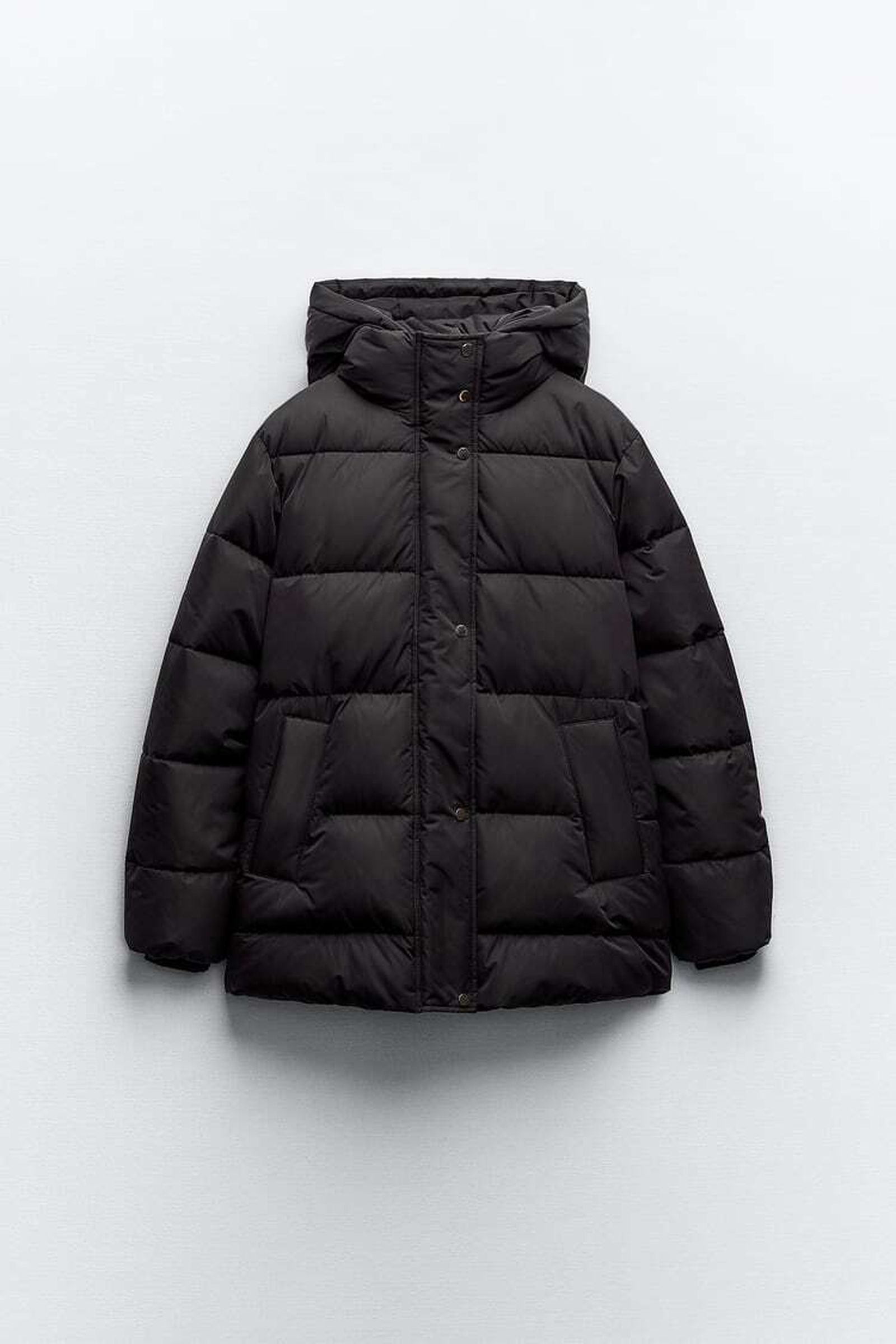 Abrigo acolchado con capucha de Zara