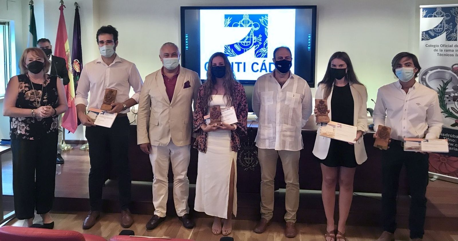 Domingo Villero, en el centro, con los alumnos seleccionados para representar a la UCA en Serbia.