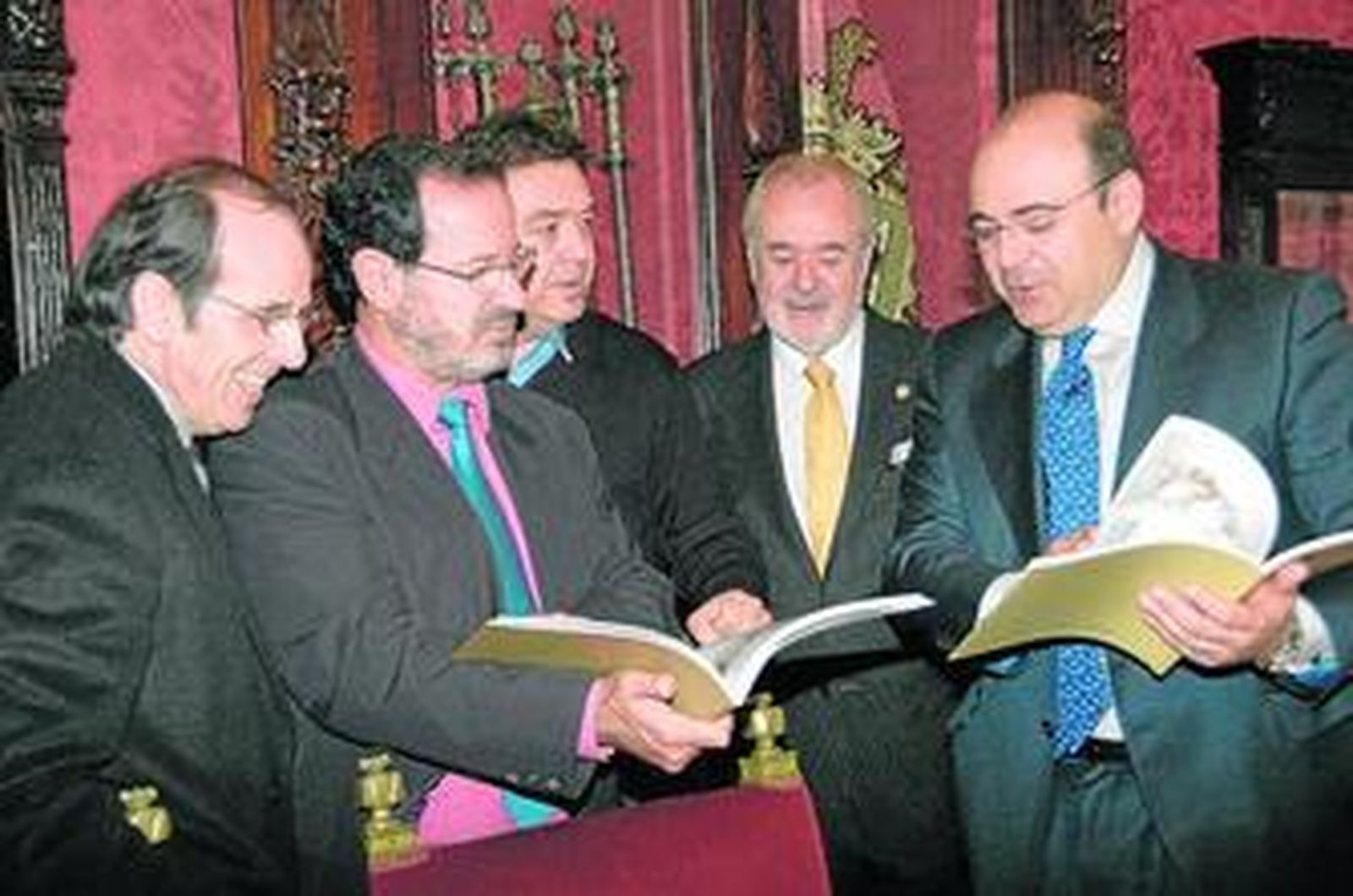 1. Fotografía de Federico García Lorca y Manuel Ángeles Ortiz en el quiosco de la Plaza de los Aljibes en la Alhambra. 2. Un aguador delante de la Iglesia de Santa Ana. 3. Los representantes institucionales contemplan las páginas del catálogo de la exposición 'Agua, azucarillos y aguardiente'.