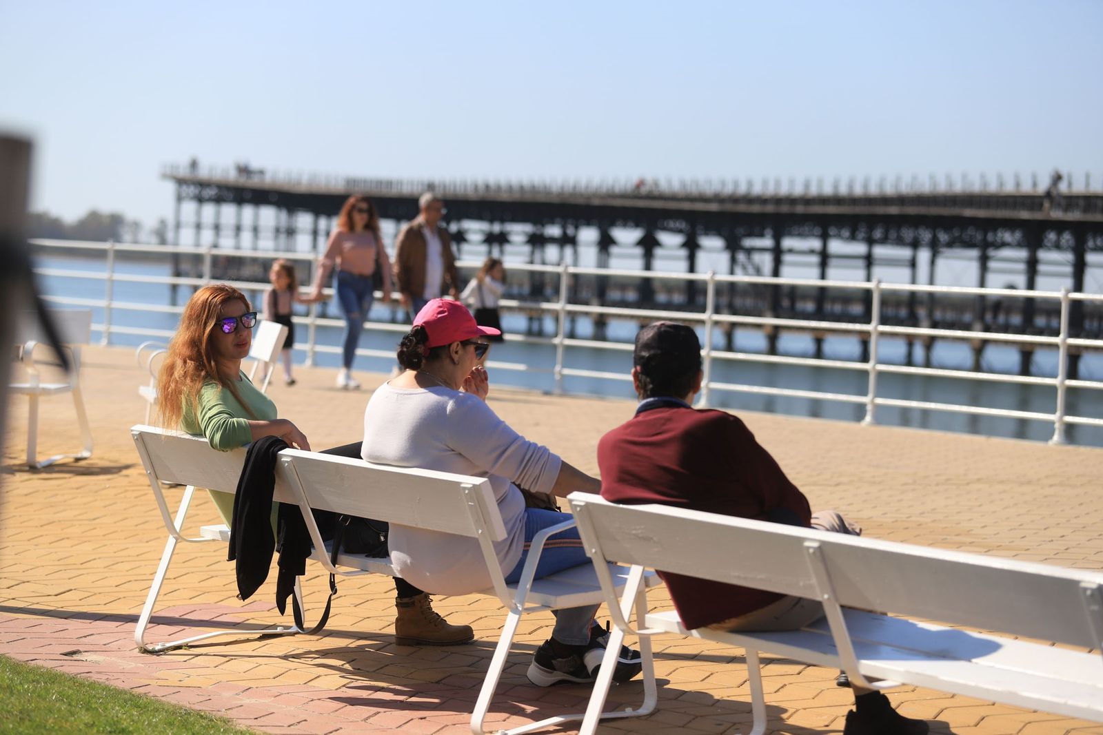 Un soleado día en Huelva, en el Paseo de la Ría.