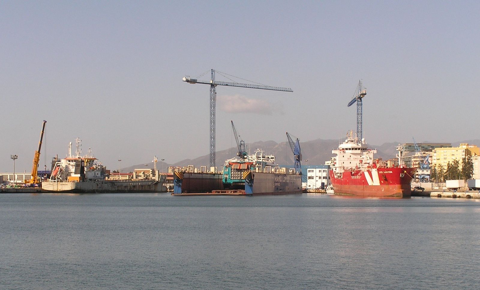 Tres buques reparando hace unos días en los astilleros malagueños.