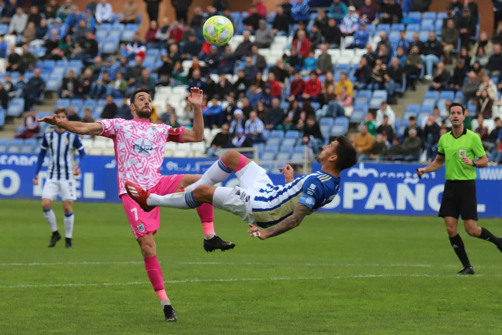 Diego Jiménez intenta rematar un balón de chilena.
