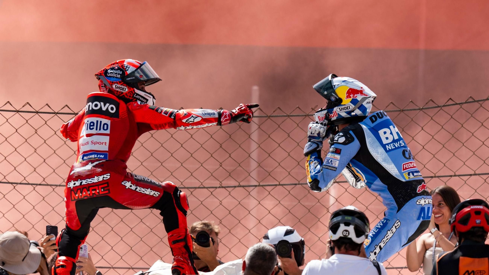 Los hermanos Márquez, Marc y Álex festejan en Montmeló