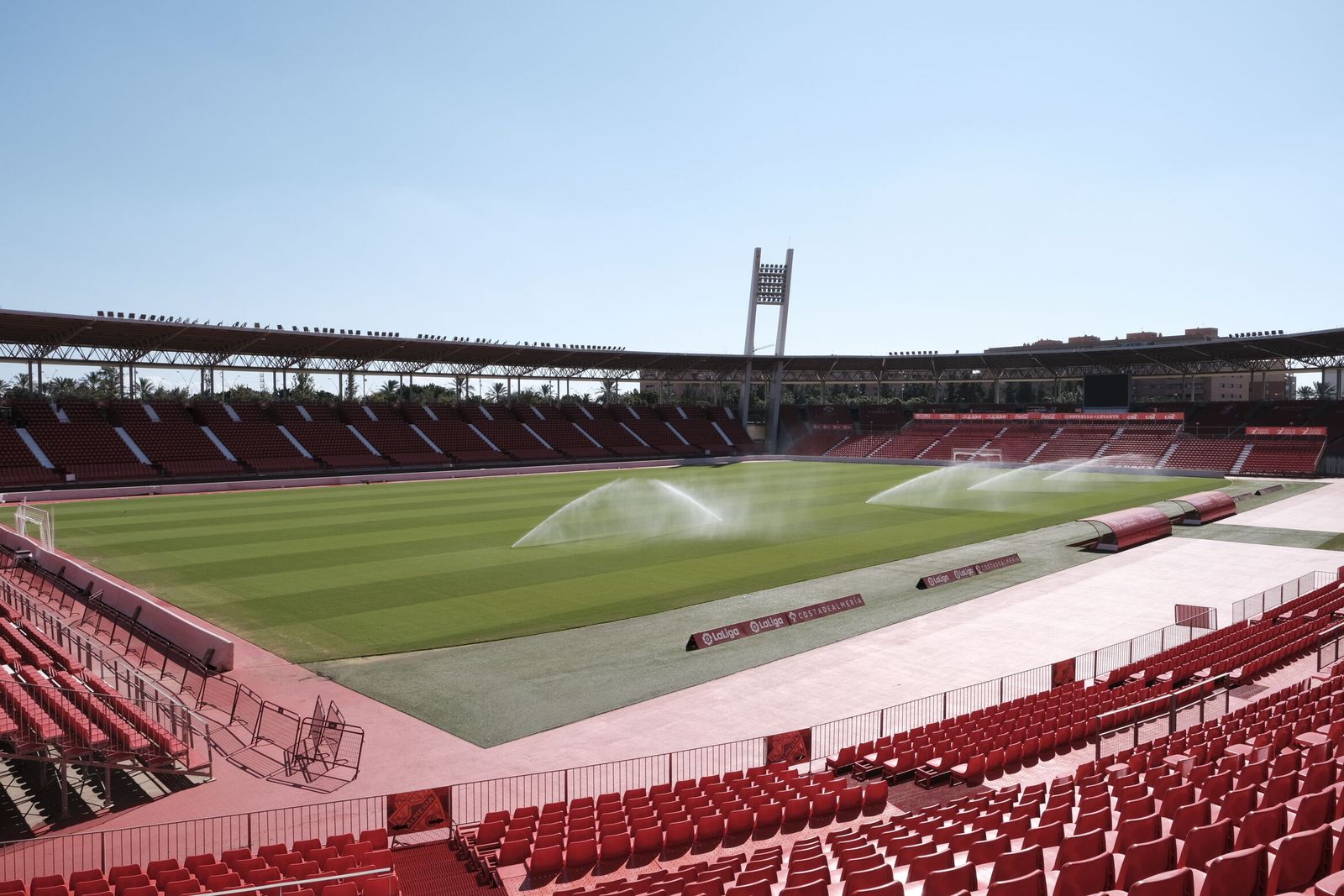 Aspecto del Estadio de los Juegos Mediterráneos ante de la retirada de las gradas supletorias en ambos fondos.