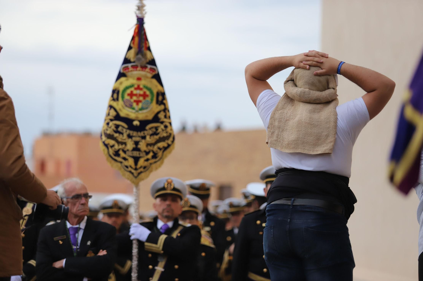 Imágenes de la procesión del Descendimiento por las  calles de Huelva