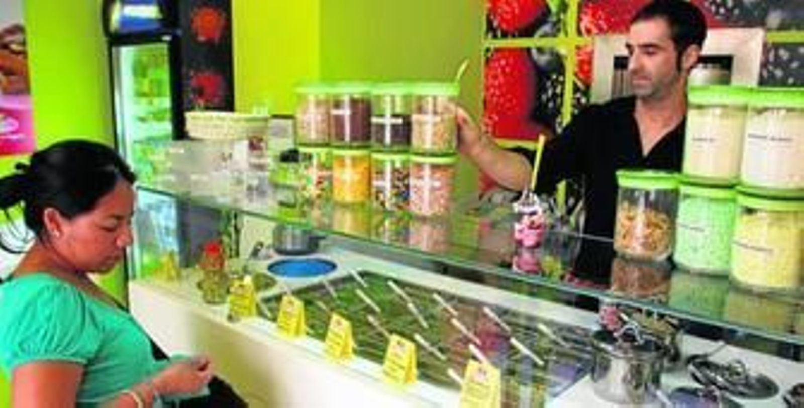 1. El concepto 'take away' y los locales a pie de calle que facilitan el flujo de clientes y minimizan el espacio necesario son parte de la receta del éxito de este tipo de locales. 2. Además de yogures helados, La Yogurtería di Breda ofrecerá gofres y crepes artesanales.