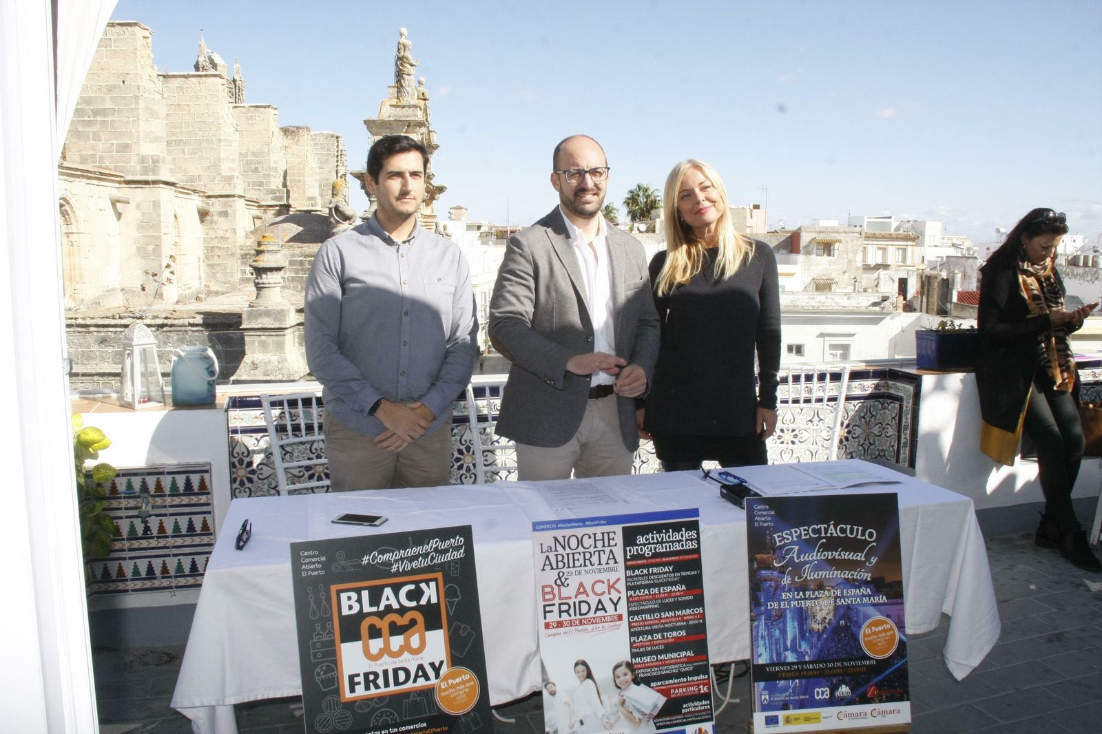 El alcalde, con Blanca Merino y Miguel Ángel Moreno, durante  la presentación.