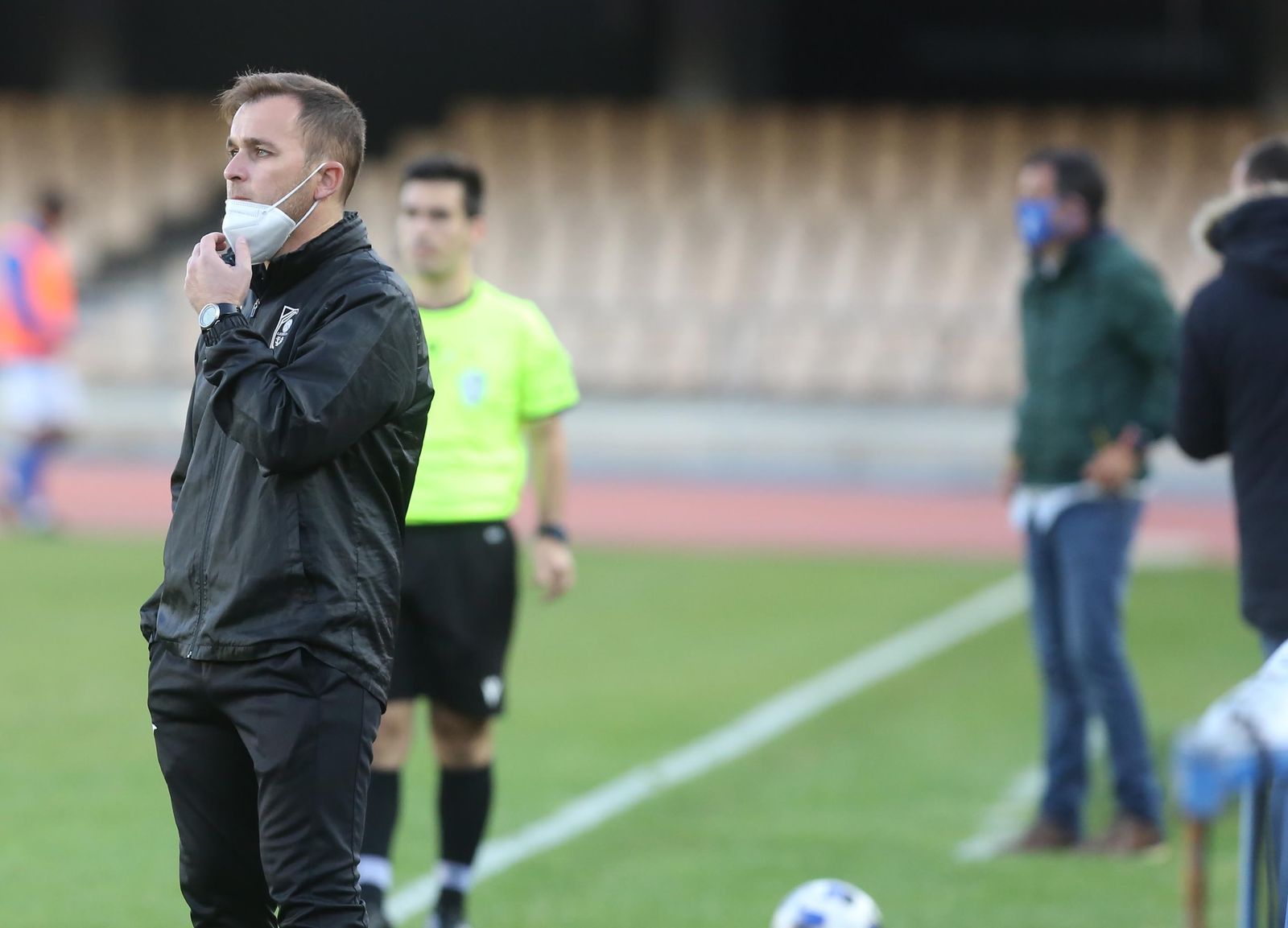 Rubio dirige al Antoniano ante el Xerez DFC en Chapín esta temporada.