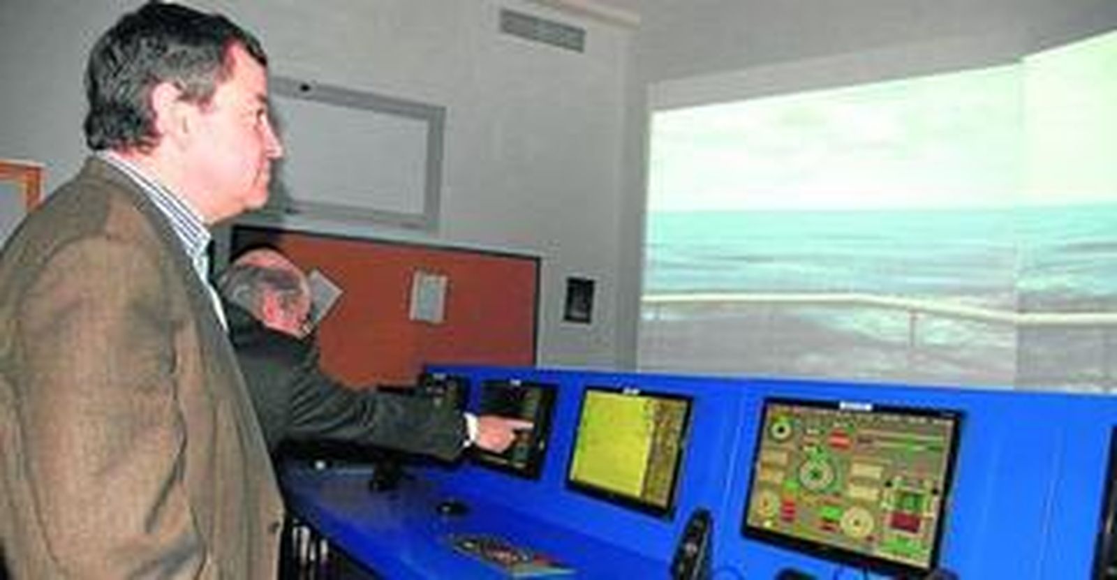 El alcalde de San Fernando, en su visita al Centro Integrado de Formación Profesional Marítimo Zaporito.