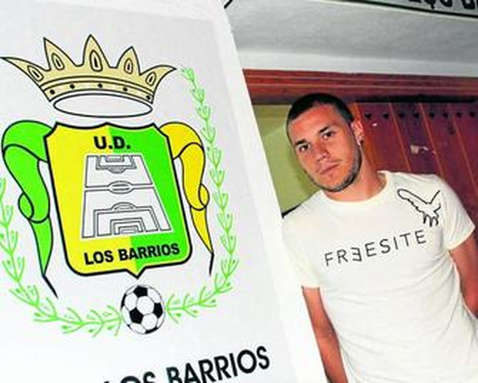 El barreño Guti, en las puertas de la sede del club gualdiverde.