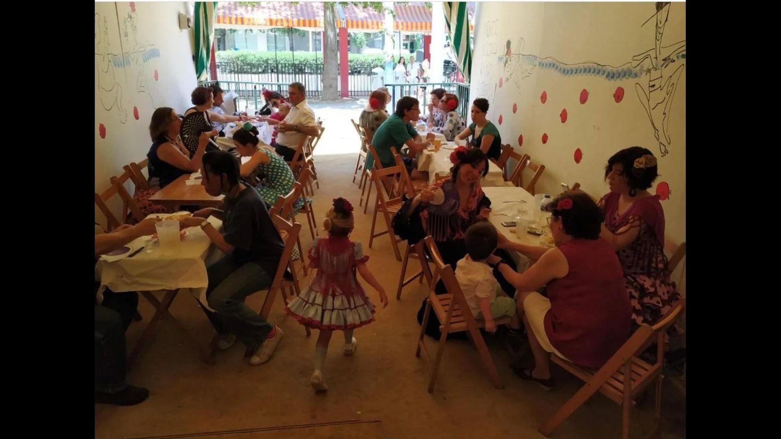 La Marimorena se ubica frente a las paradas del autobús especial Feria.