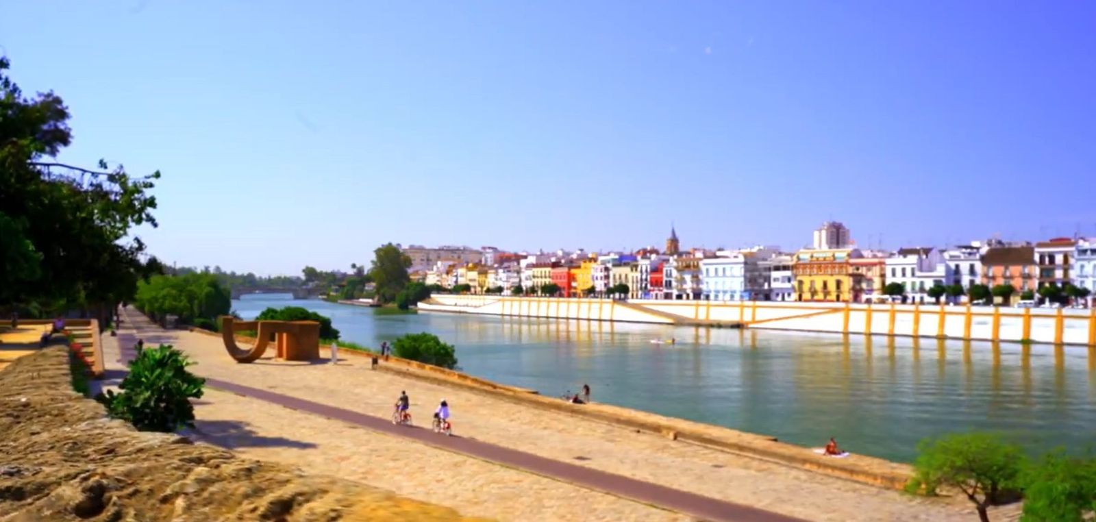 Paseos gratis en barco por el Guadalquivir con motivo de la Velá de Santa Ana