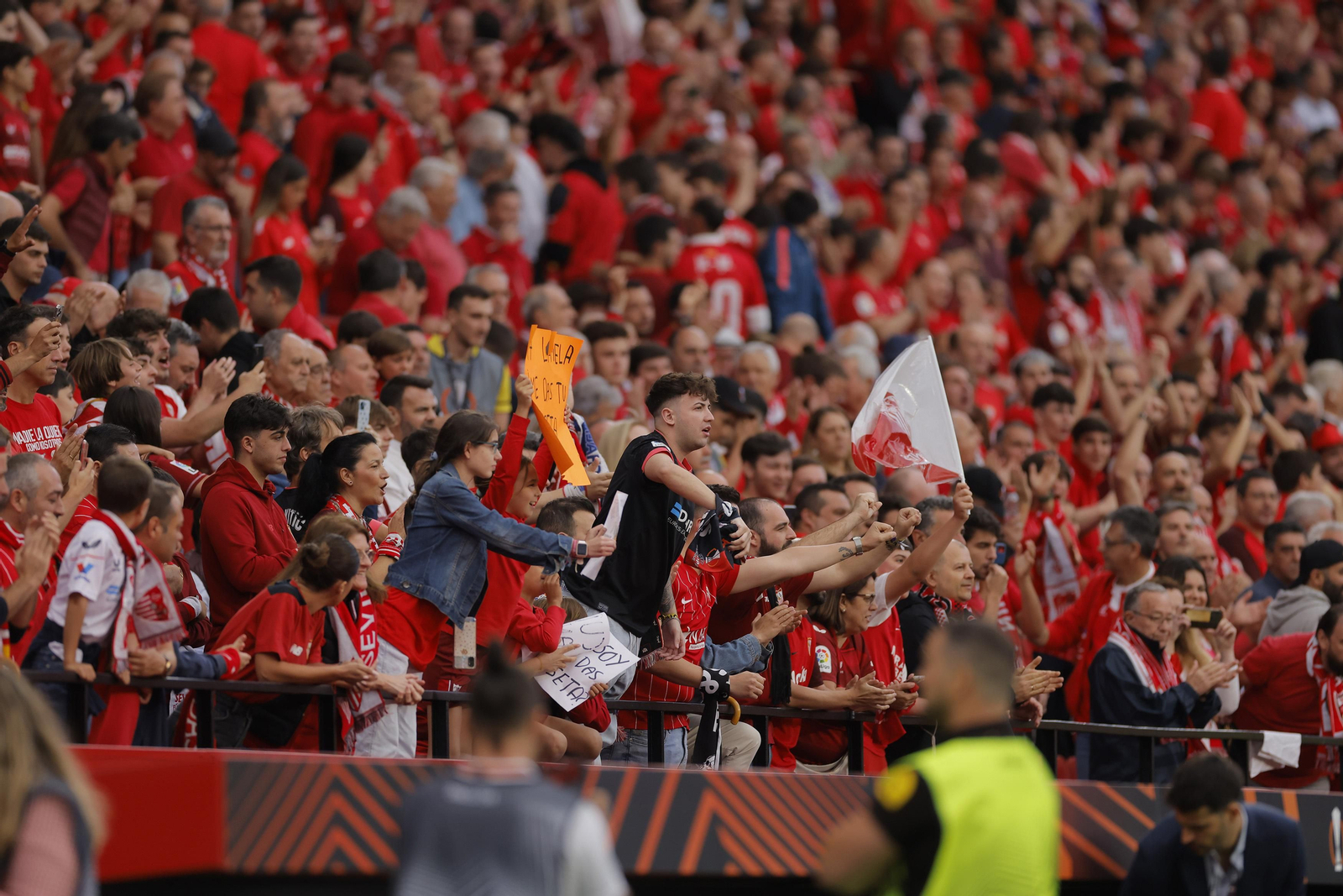 Búscate en las fotos del Sevilla-Juventus