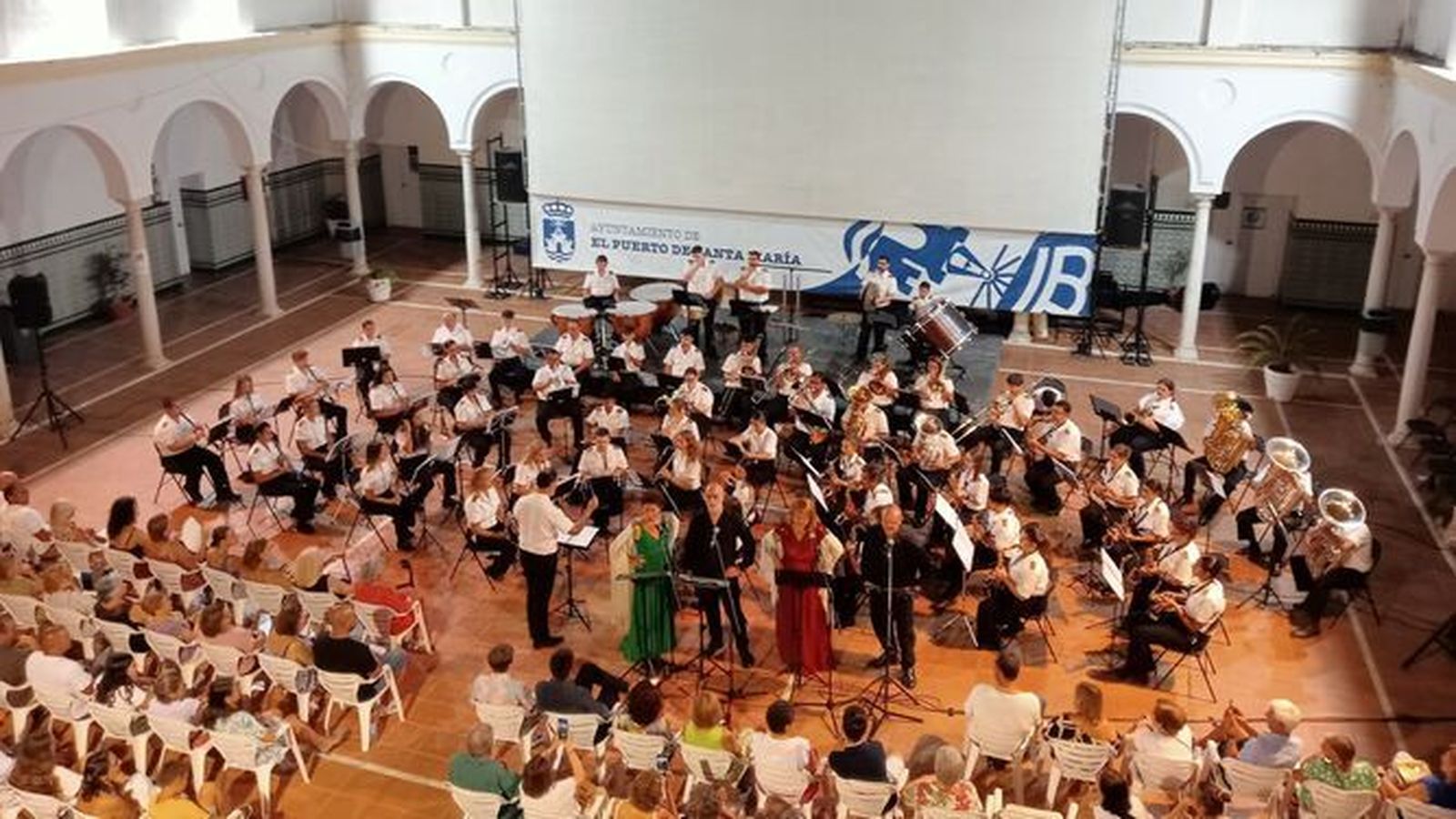 La Banda Maestro Dueñas, en plena actuación con Ensemble Stella Maris y el cantante Juan Antonio Verdía.