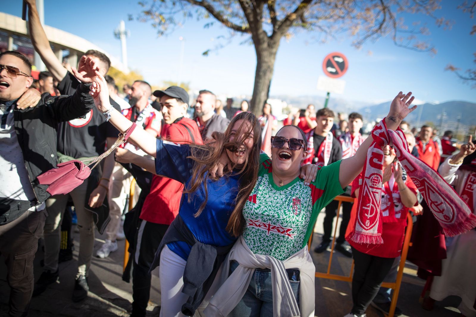 Encuéntrate en el recibimiento al Granada y en la grada de Los Cármenes