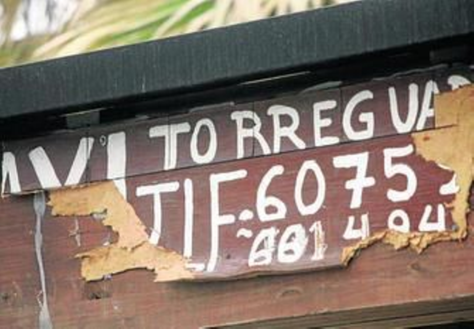 Detalle de los daños en el cartel con los teléfonos de la parada, ayer.