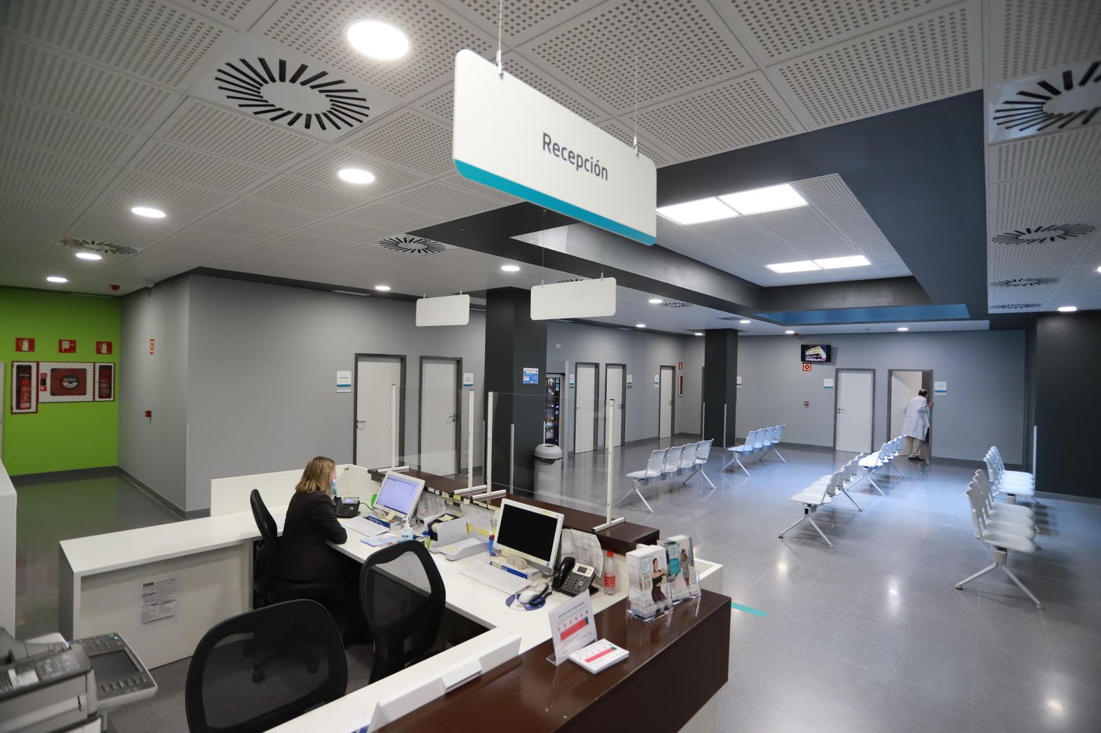 Área de recepción en el Hospital Quironsalud Huelva.