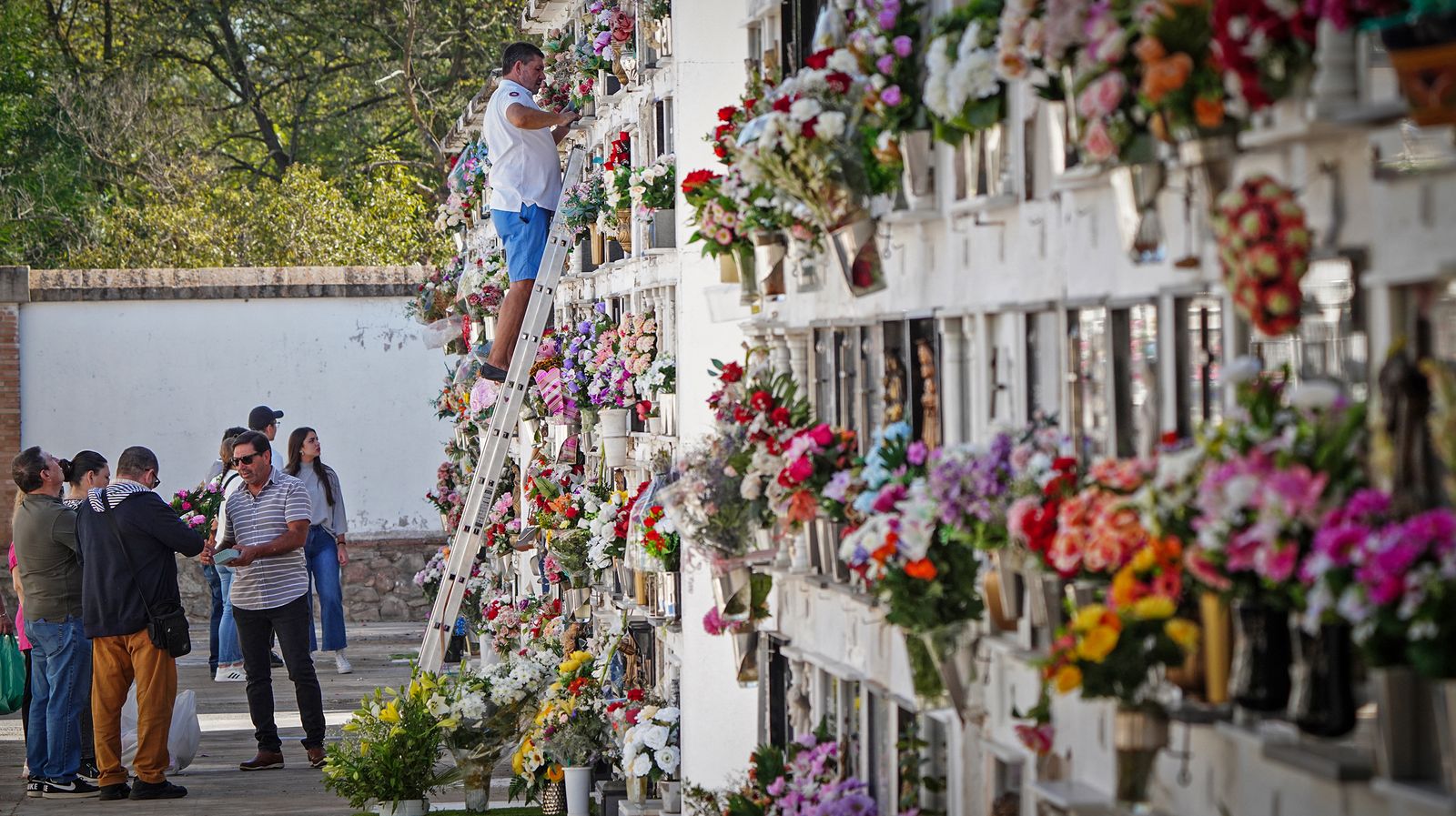 Día de recuerdo y emociones en el cementerio de Jerez