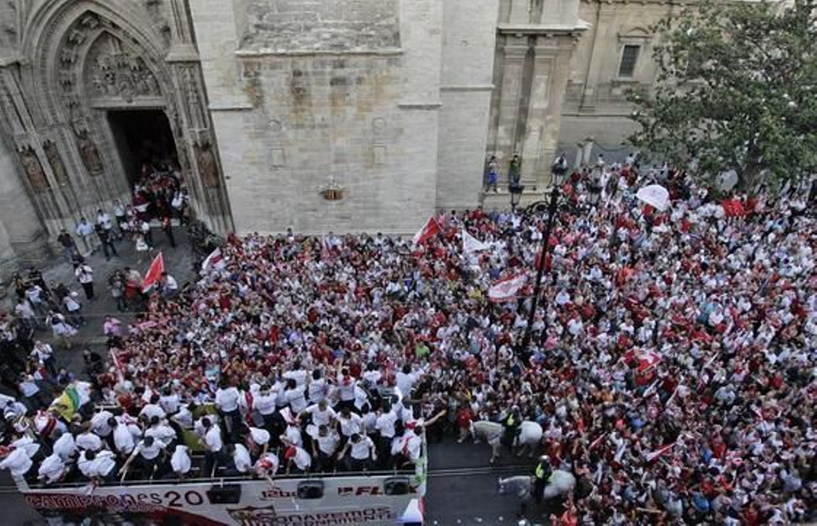 El Sevilla recorre la ciudad para festejar con sus aficionados el título de la Copa del Rey.

Foto: Antonio Pizarro