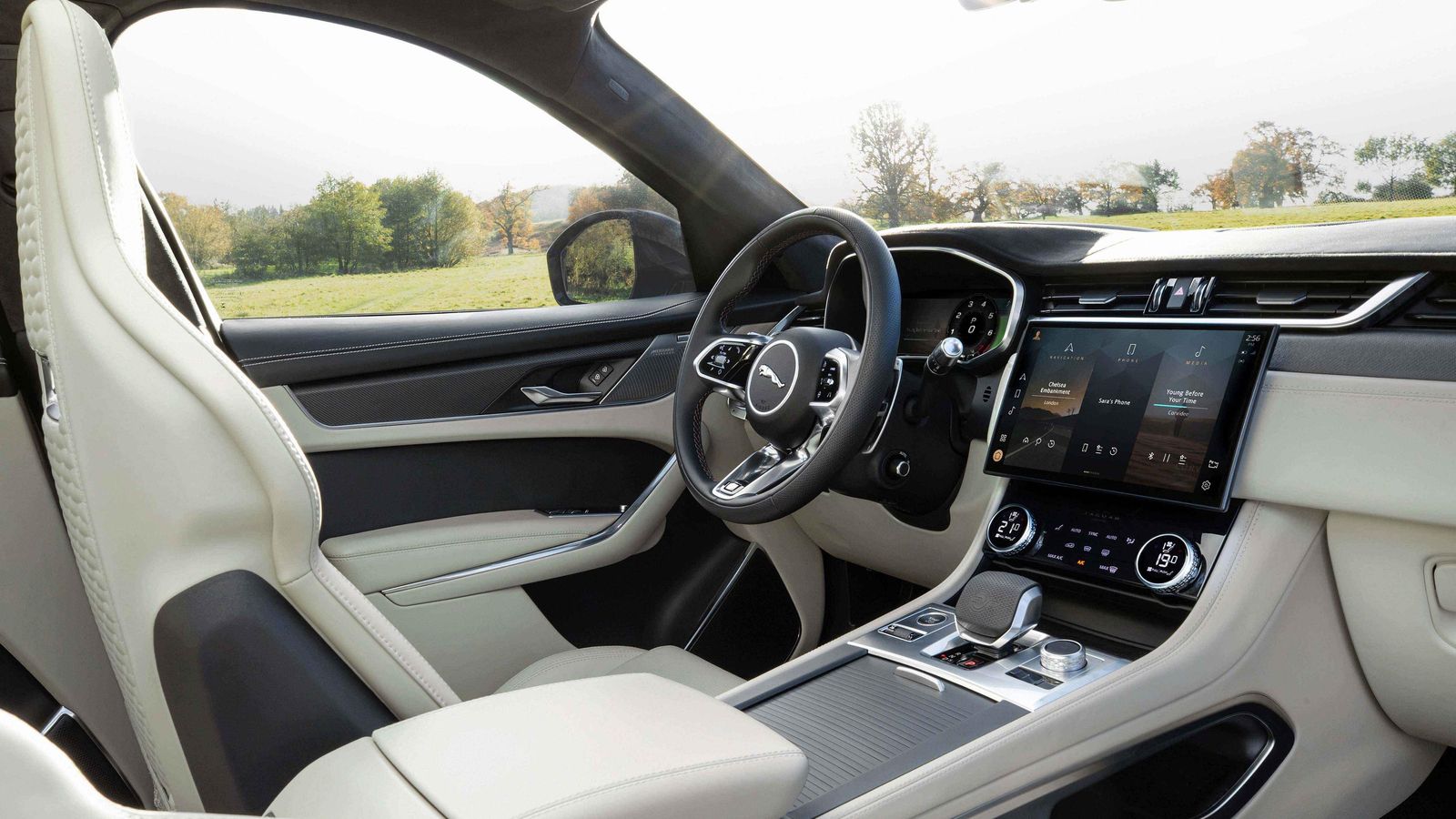 El sistema operativo del Jaguar F-Pace se puede actualizar ahora sin necesidad de acudir al concesionario a través de su conexión a Internet.