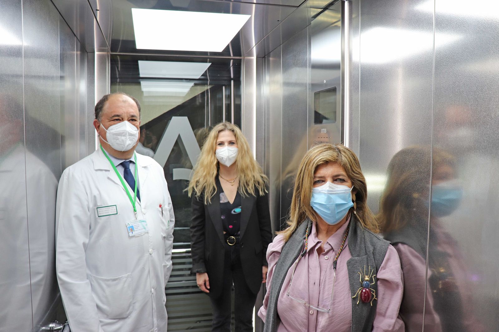 Ana Mestre, en el centro de la imagen, junto a la delegada de Salud y el gerente del Hospital.