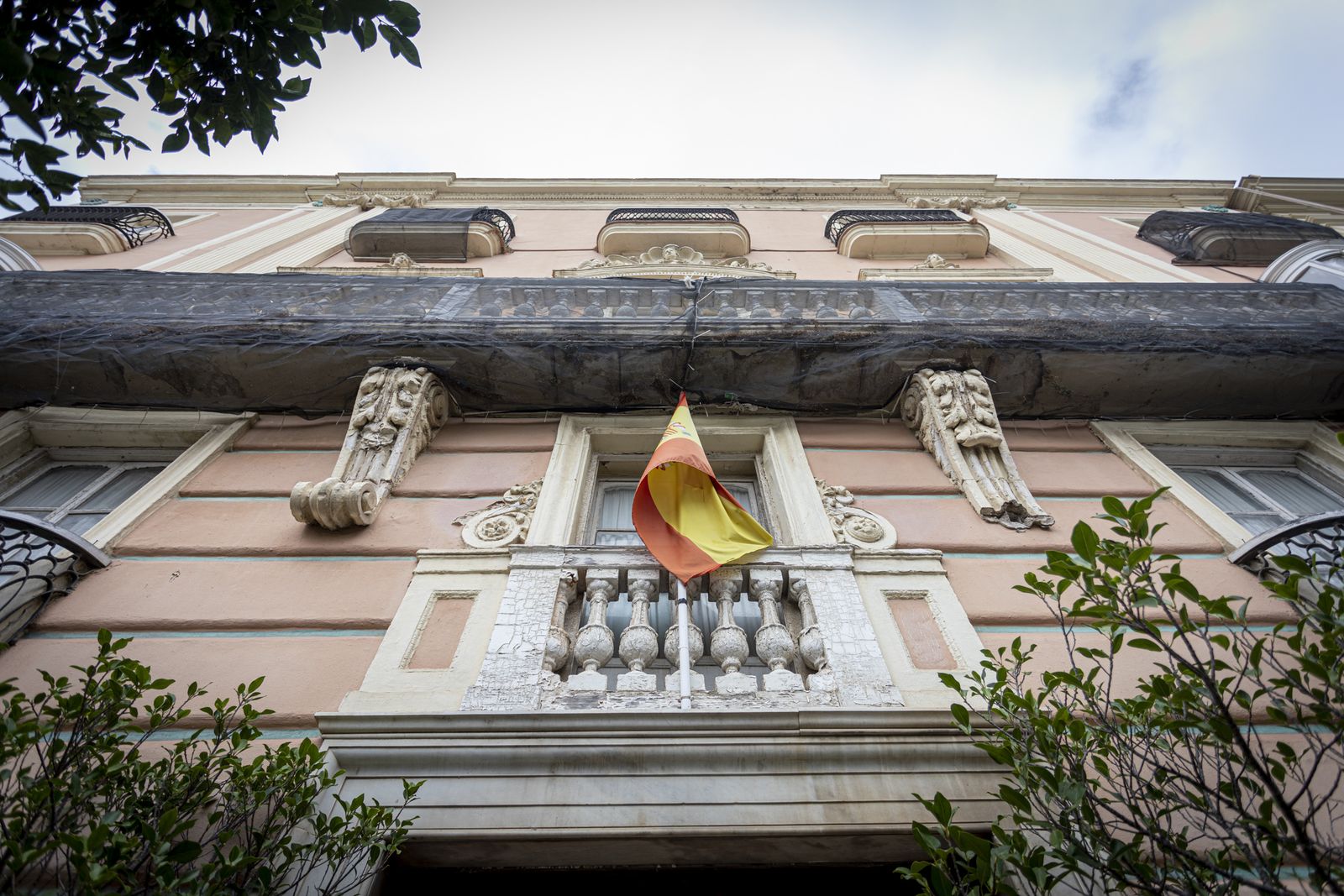 La balconada principal del Casino está protegida por mallas para evitar la caída de cascotes.