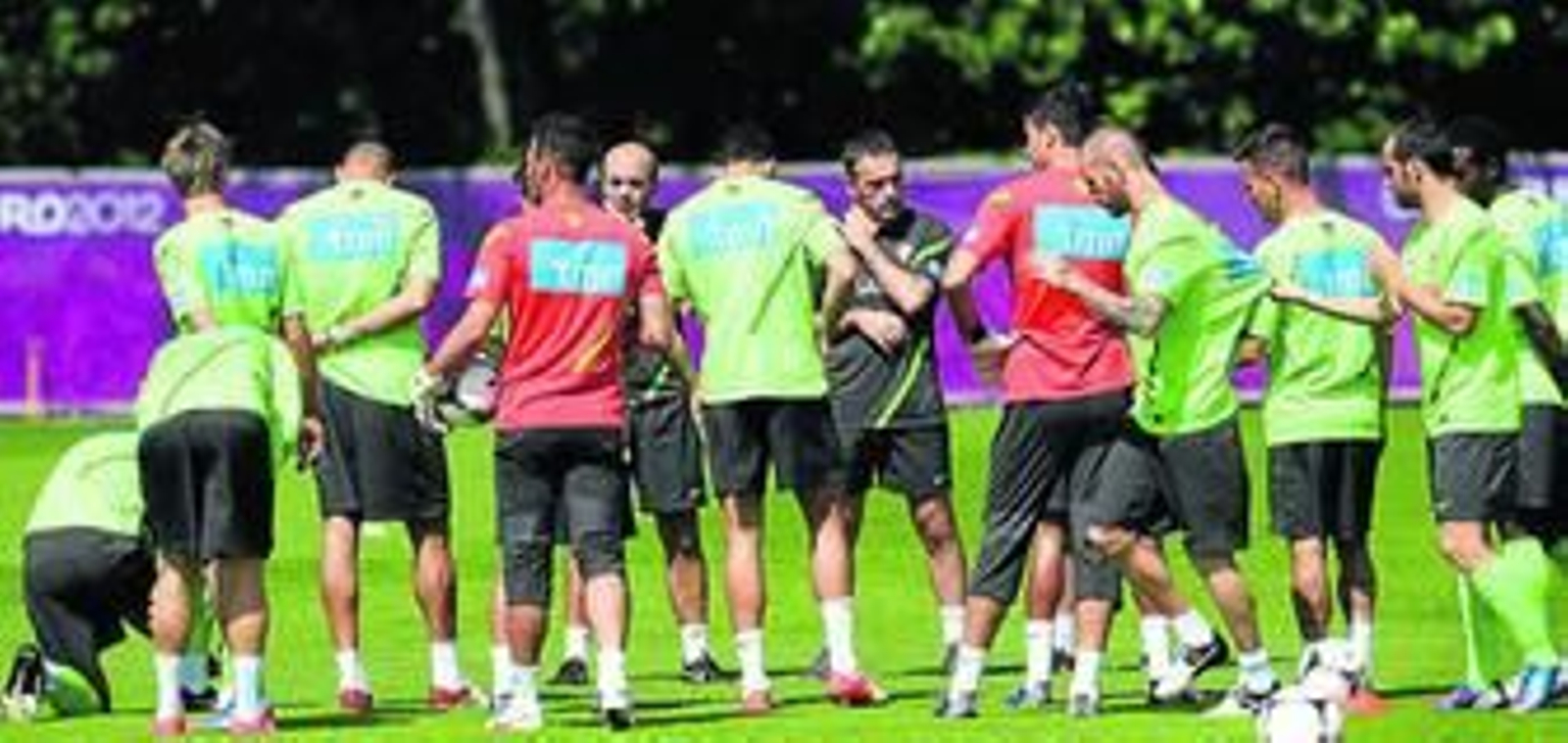 Los jugadores de Portugal, junto a Paulo Bento durante un instante del entrenamiento realizado ayer.
