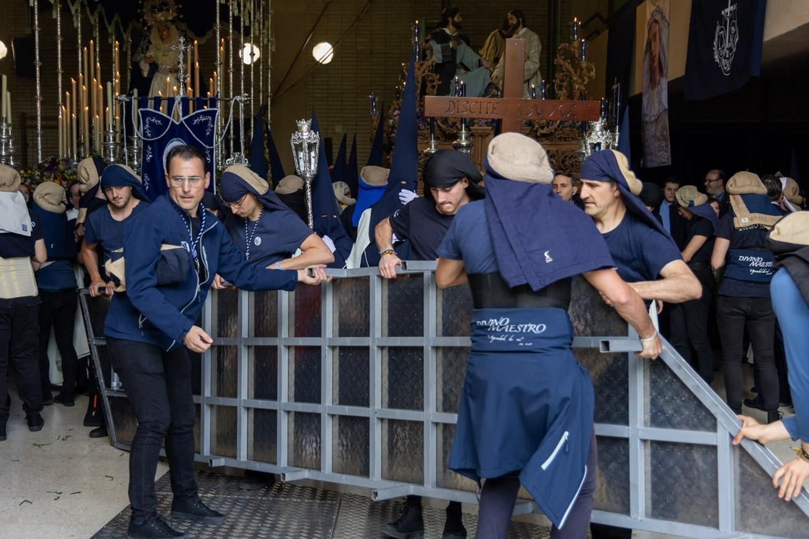 La temida lluvia impide el desarrollo normal de este Martes Santo