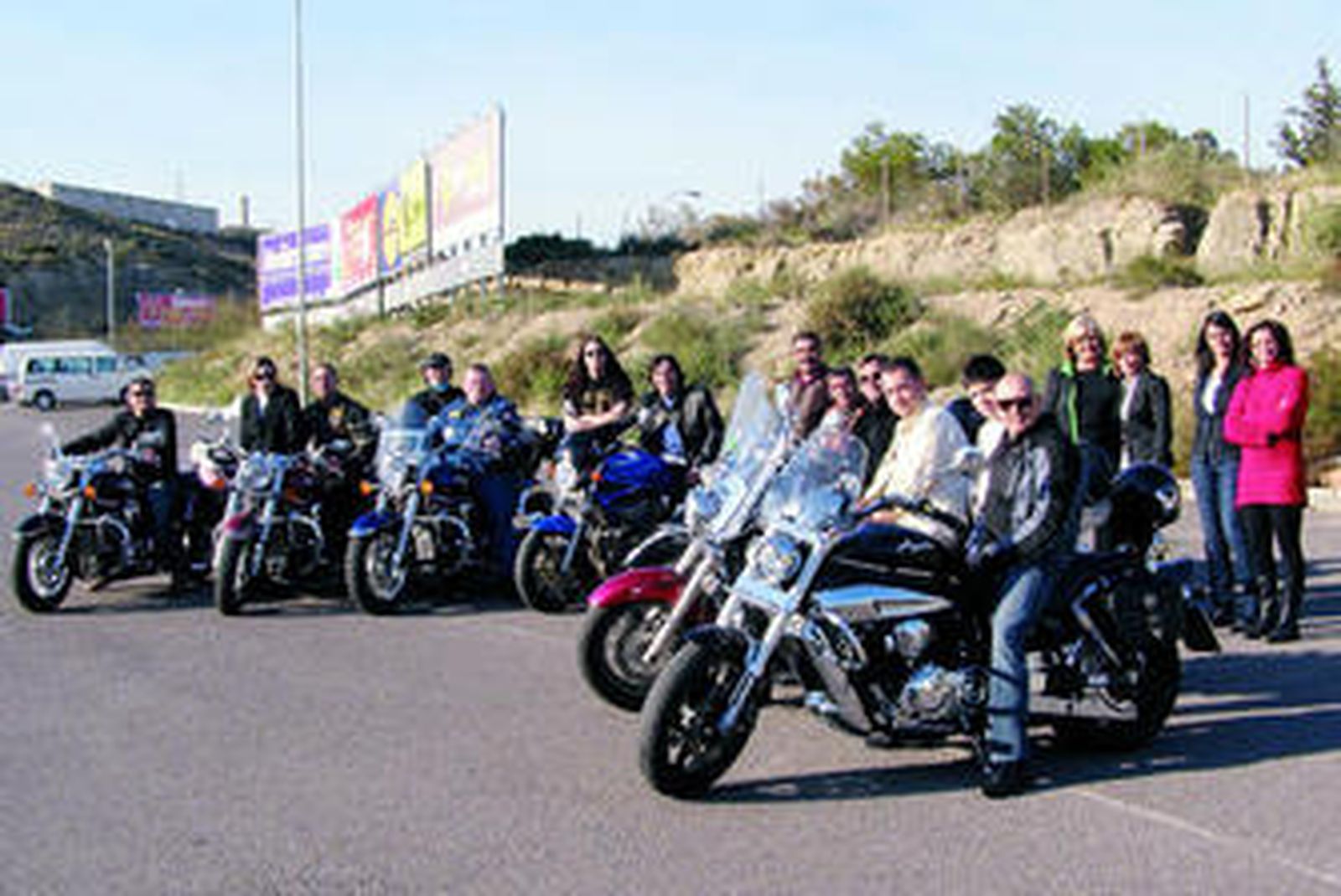 Algunos de los moteros participantes en la iniciativa.