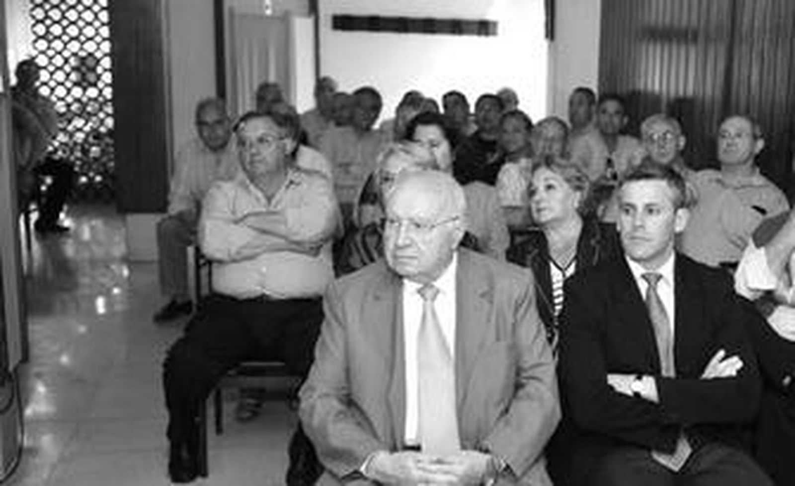 Asistentes ayer a la presentación del proyecto alternativo del tranvía por la Ronda del Estero.