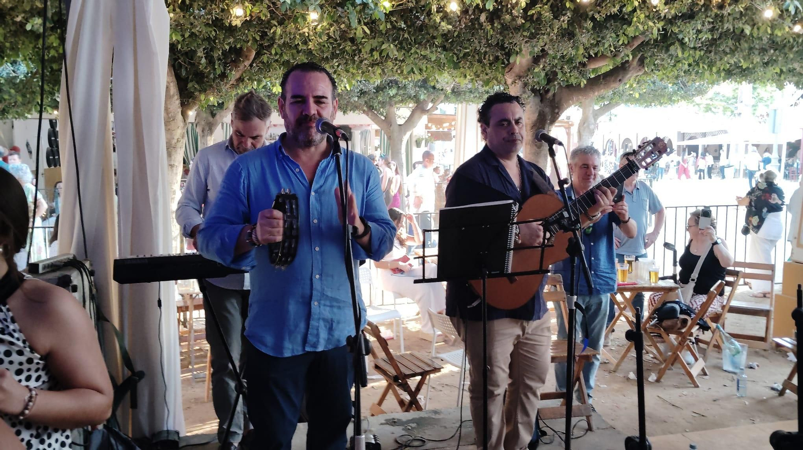 El grupo Punto y aparte, actuando en una caseta de la Feria. El grupo Punto y aparte, actuando en una caseta de la Feria.