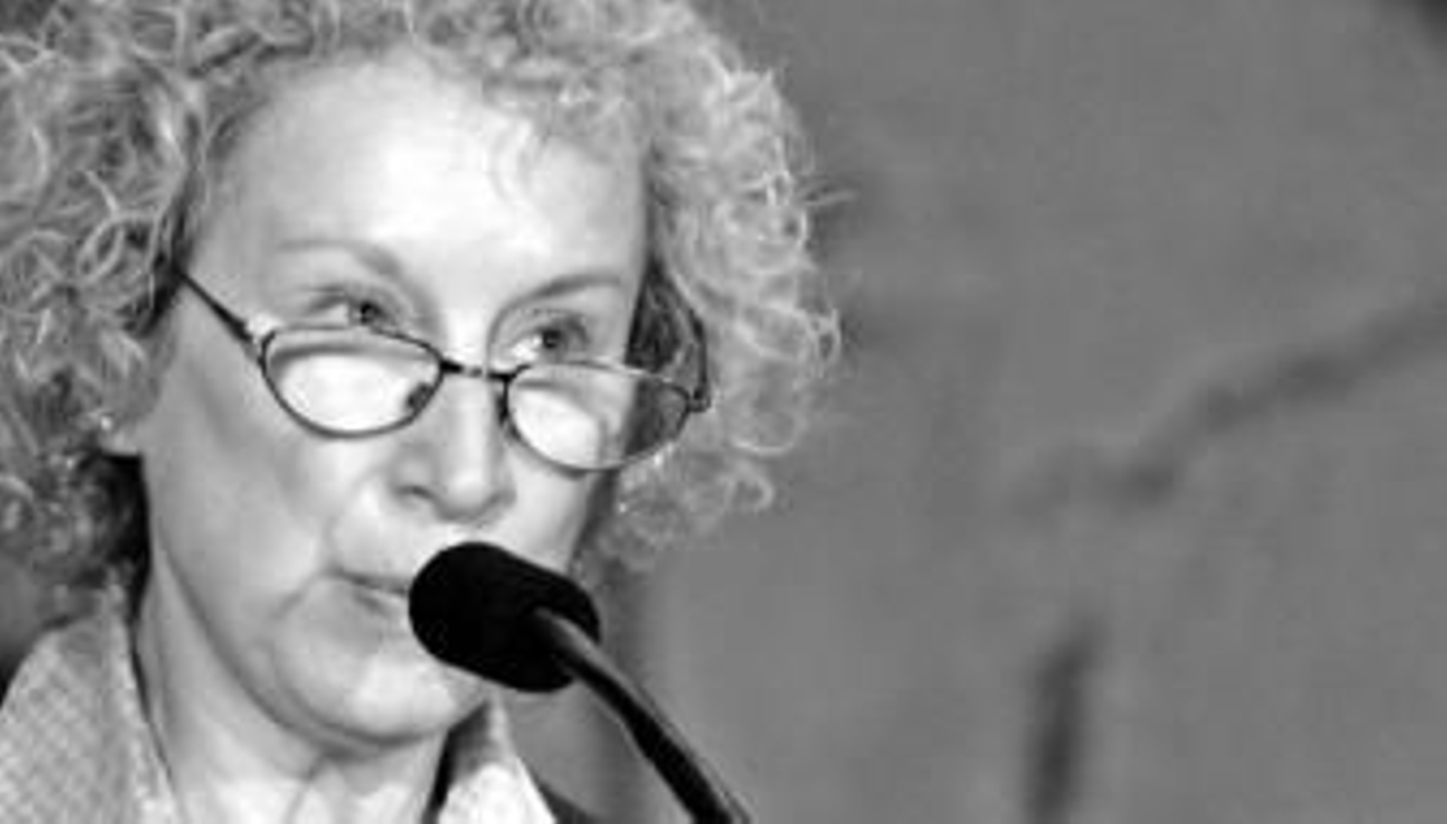 La escritora Margaret Atwood, durante un acto en 2004.