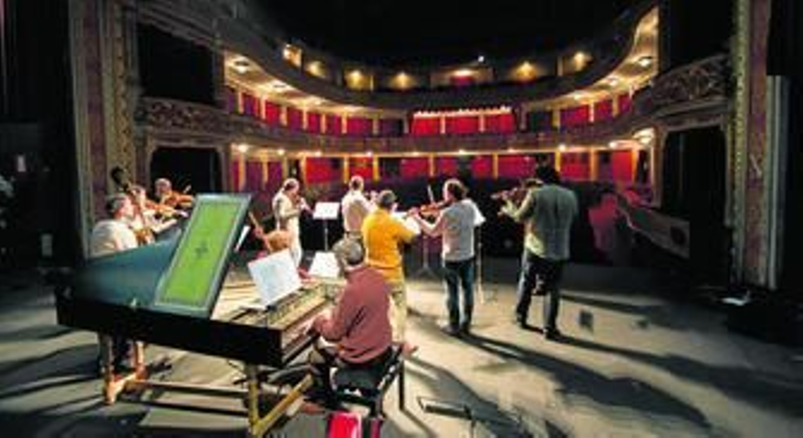 Músicos de la Orquesta Barroca de Sevilla, ayer durante un ensayo/prueba de sonido en el Lope de Vega, horas antes de ofrecer su tradicional concierto de Santo Tomás en la Anunciación.