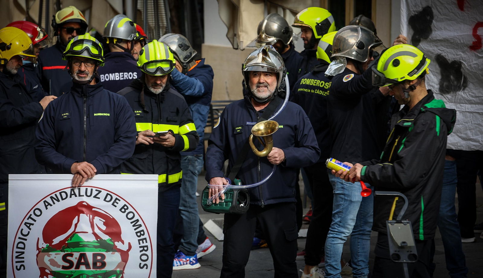 Los bomberos de Jerez marchan hasta el Ayuntamiento