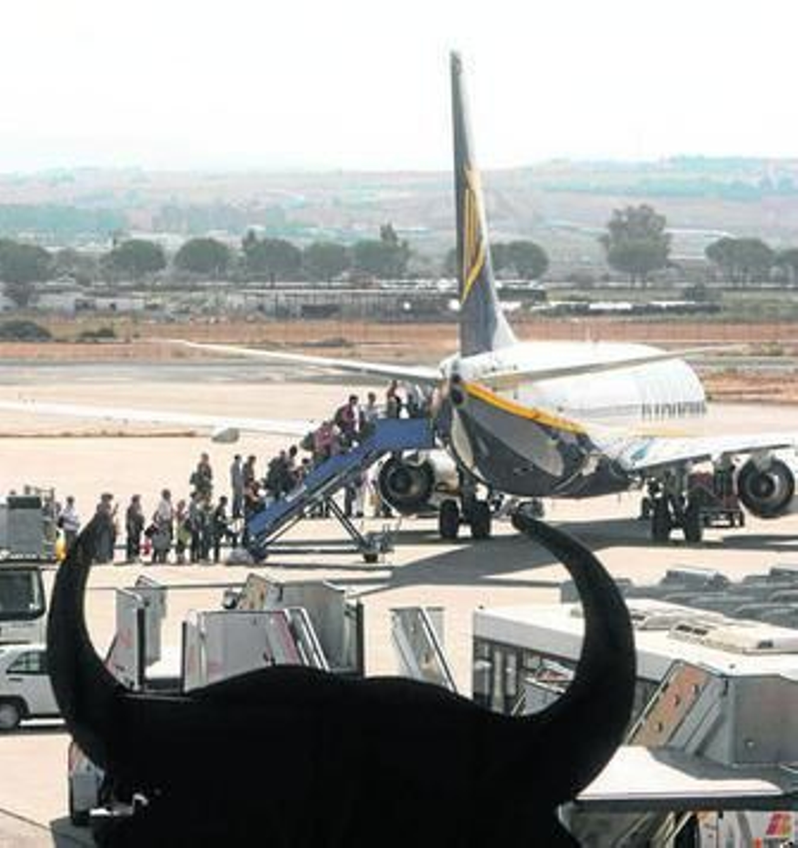 Pasajeros suben a un vuelo de Ryanair en el aeropuerto de Jerez.