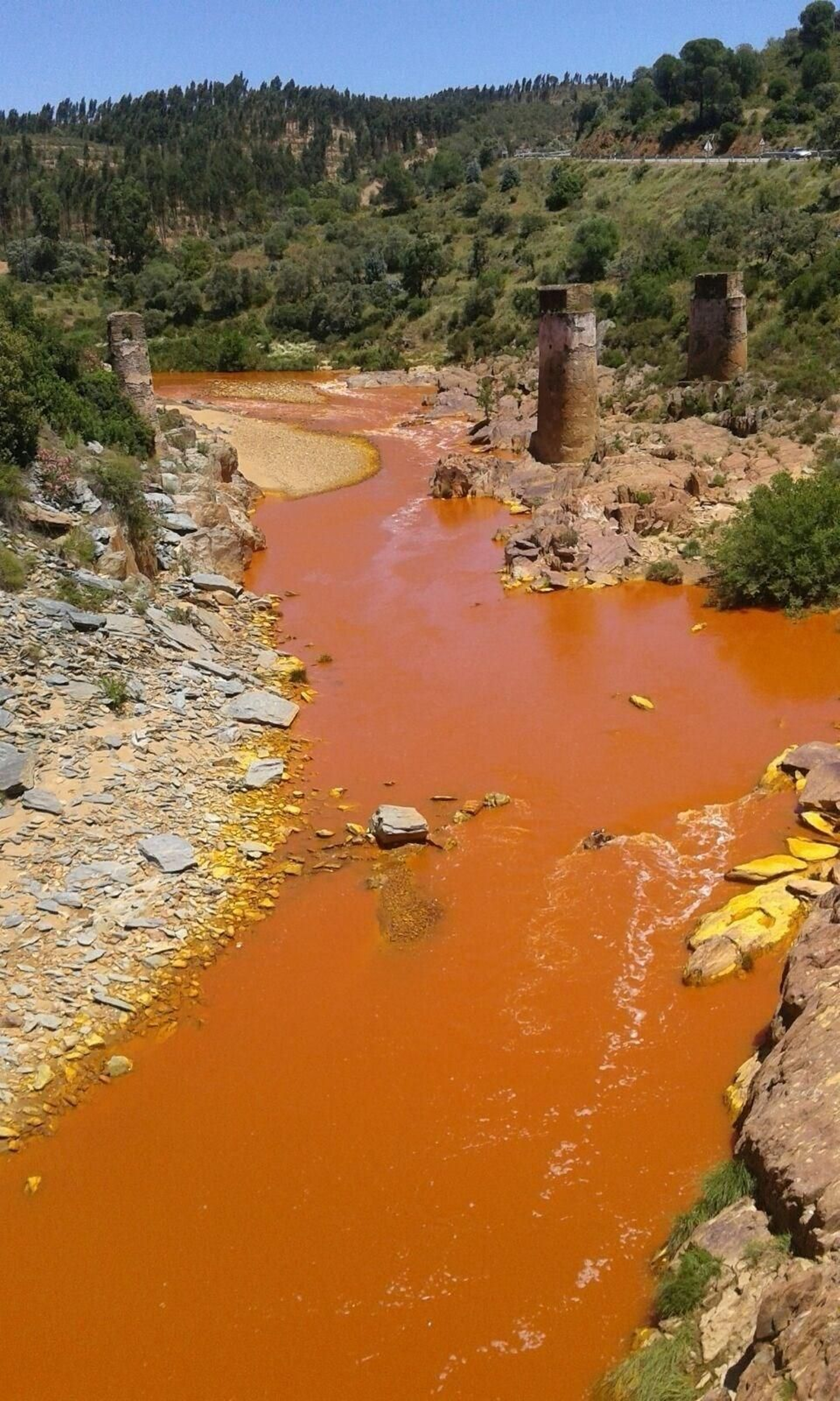 Vertido de aguas contaminadas en las inmediaciones de la corta minera La Zarza