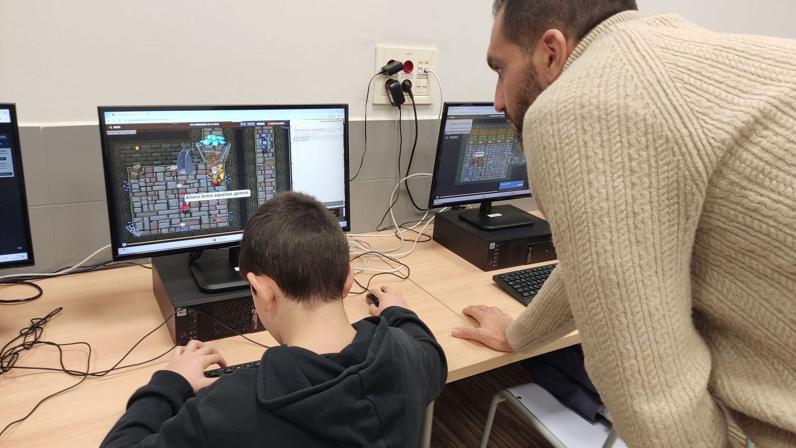 Un profesor junto a un alumno