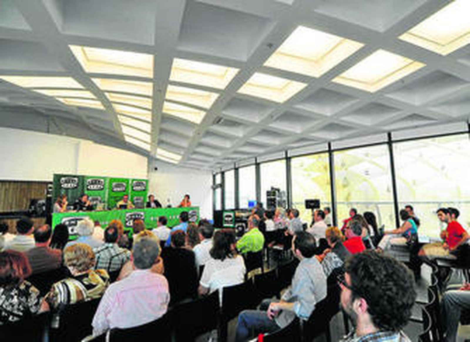 Carlos Herrera hizo ayer el programa de Onda Cero en el Metropol Parasol. En la mesa, de izquierda                                  a derecha, Carmen Gurruchaga, Javier Caraballo, Herrera, Ignacio Camacho y Francisco Reyero.
