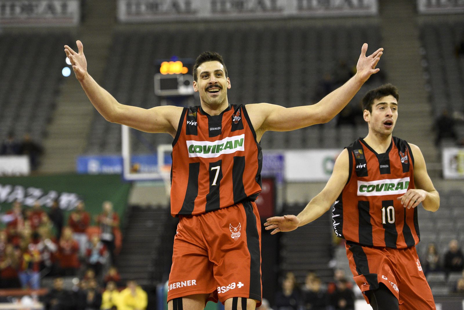 Bortolussi festeja una de sus canastas.