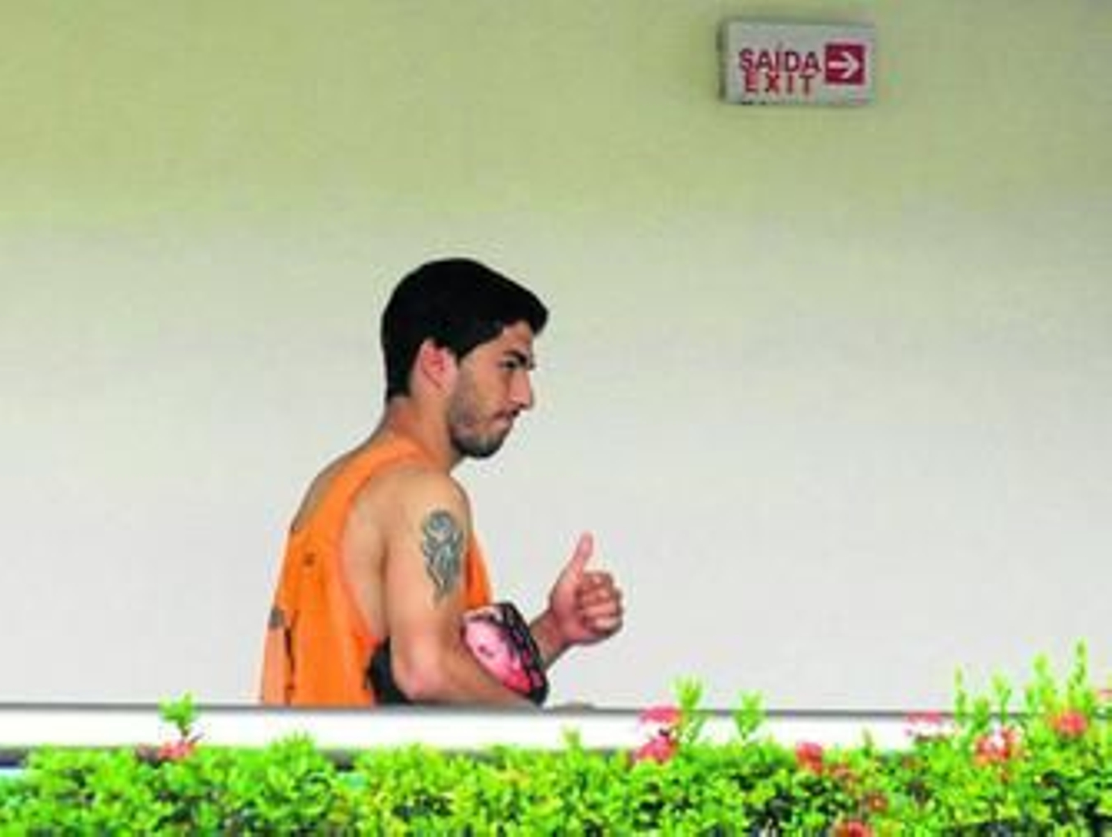 Luis Suárez abandona la concentración de Uruguay en la ciudad de Natal.