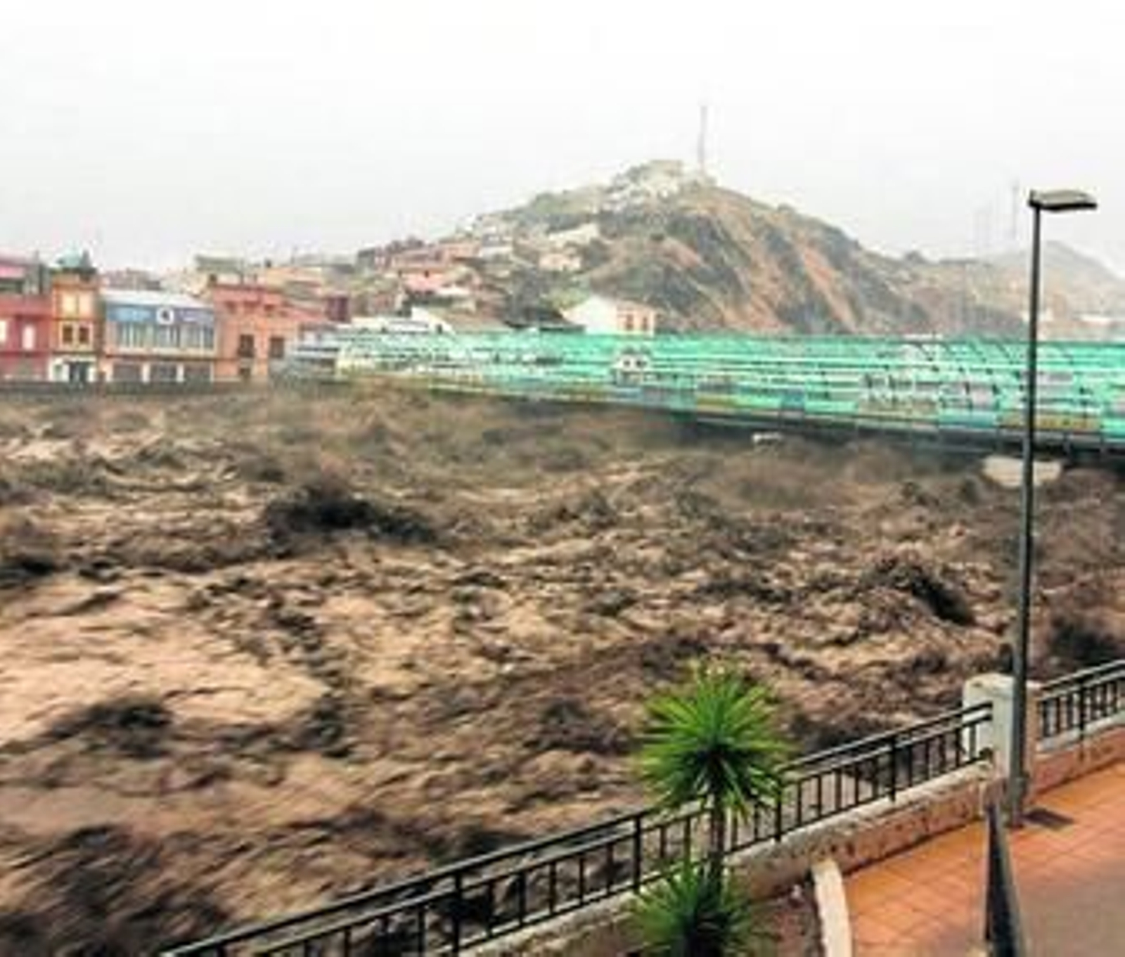 El río bajaba con esta virulencia a su paso por Lorca y Puerto Lumbreras.