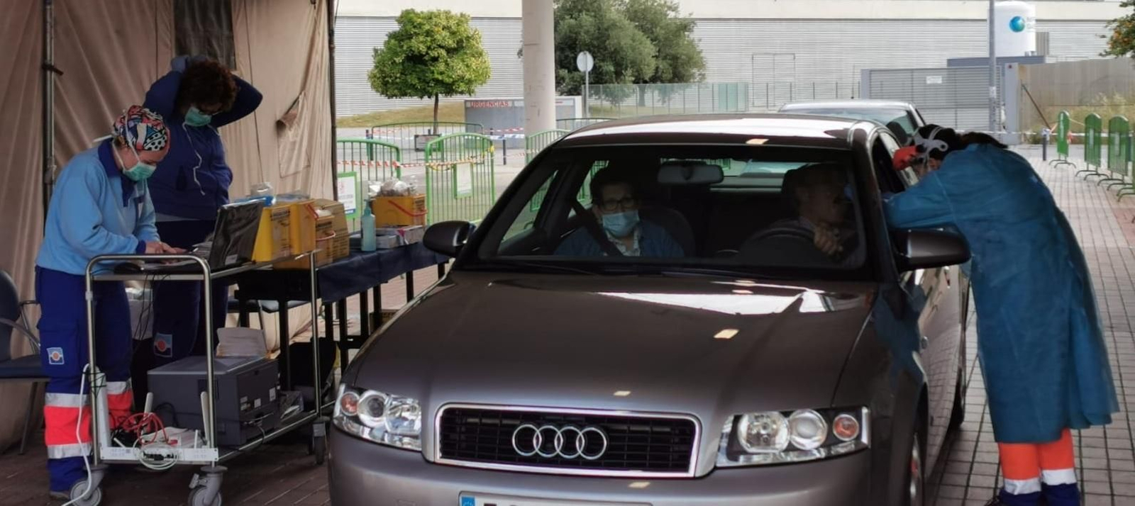 Profesionales de Atención Primaria toman muestras en el autocovid de las Setas.
