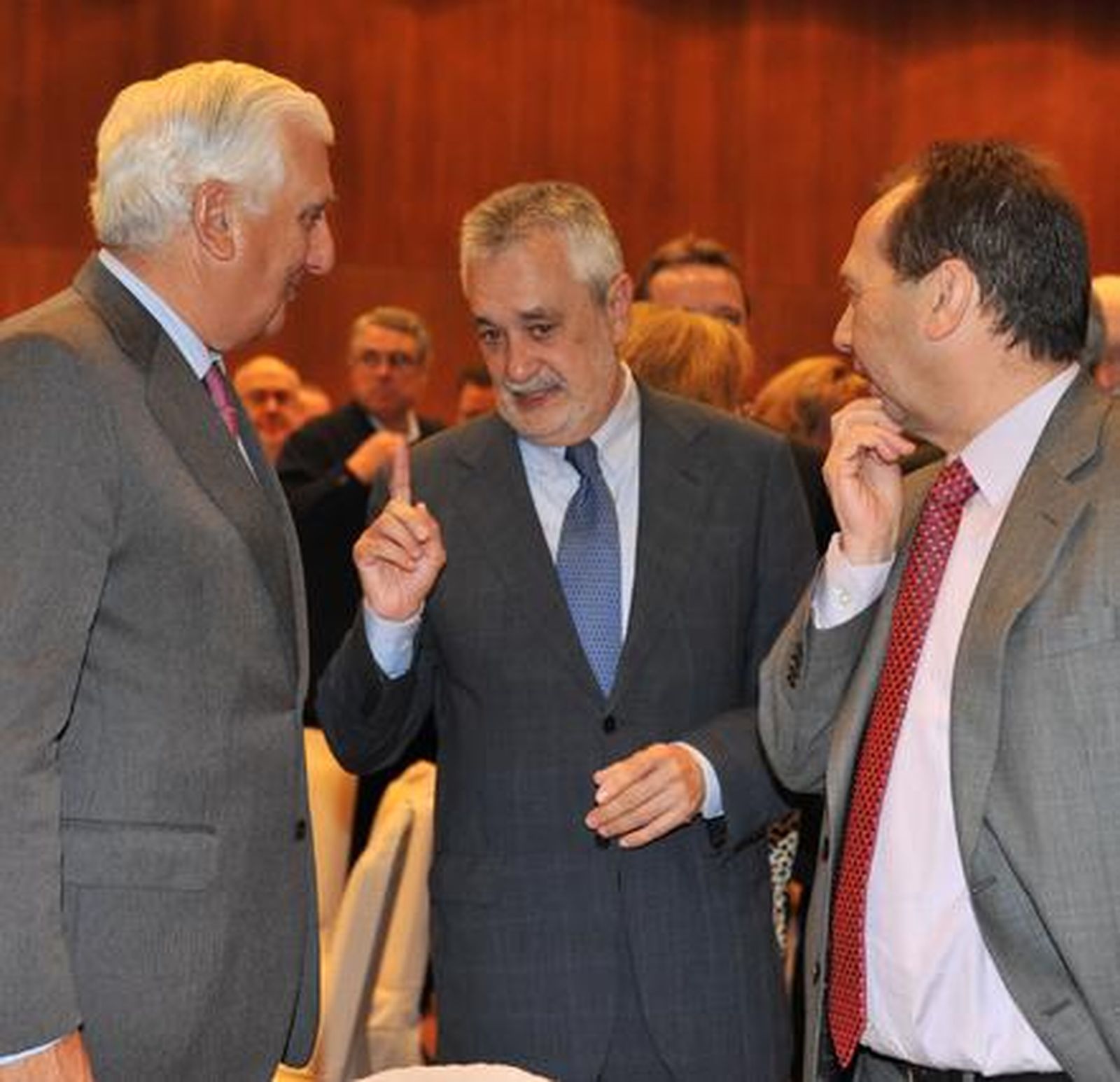 Griñán charla con Herrero y Carrizosa al finalizar el foro.

Foto: JC Vazquez