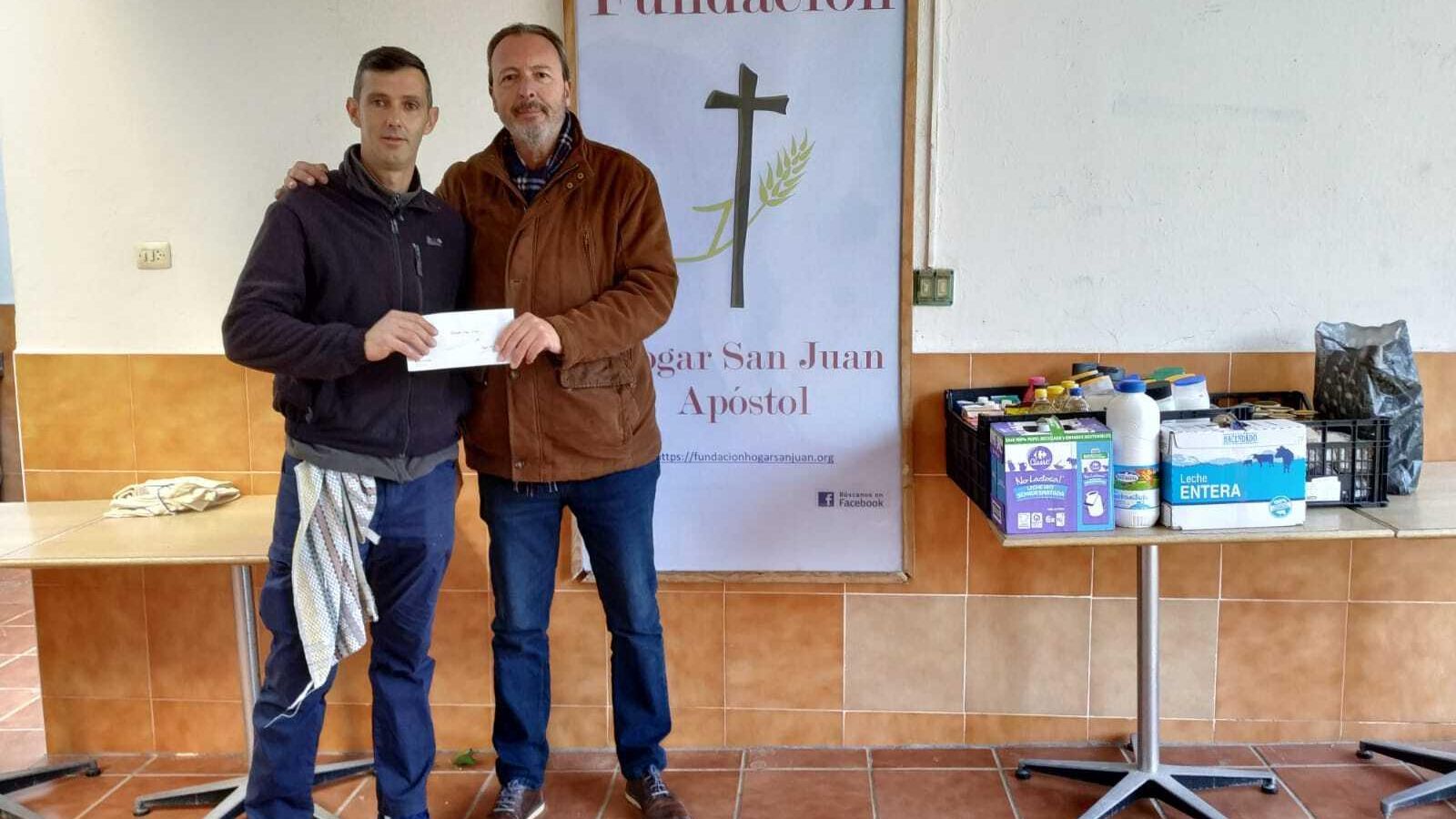 Casas, entregando el donativo a la Fundación Hogar San Juan.