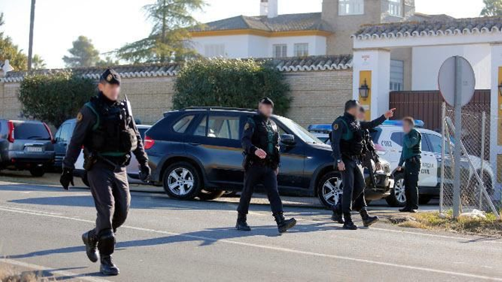 Varios agentes a las afueras del chalé en el que la Guardia Civil acabó con la vida de un caco en defensa propia.