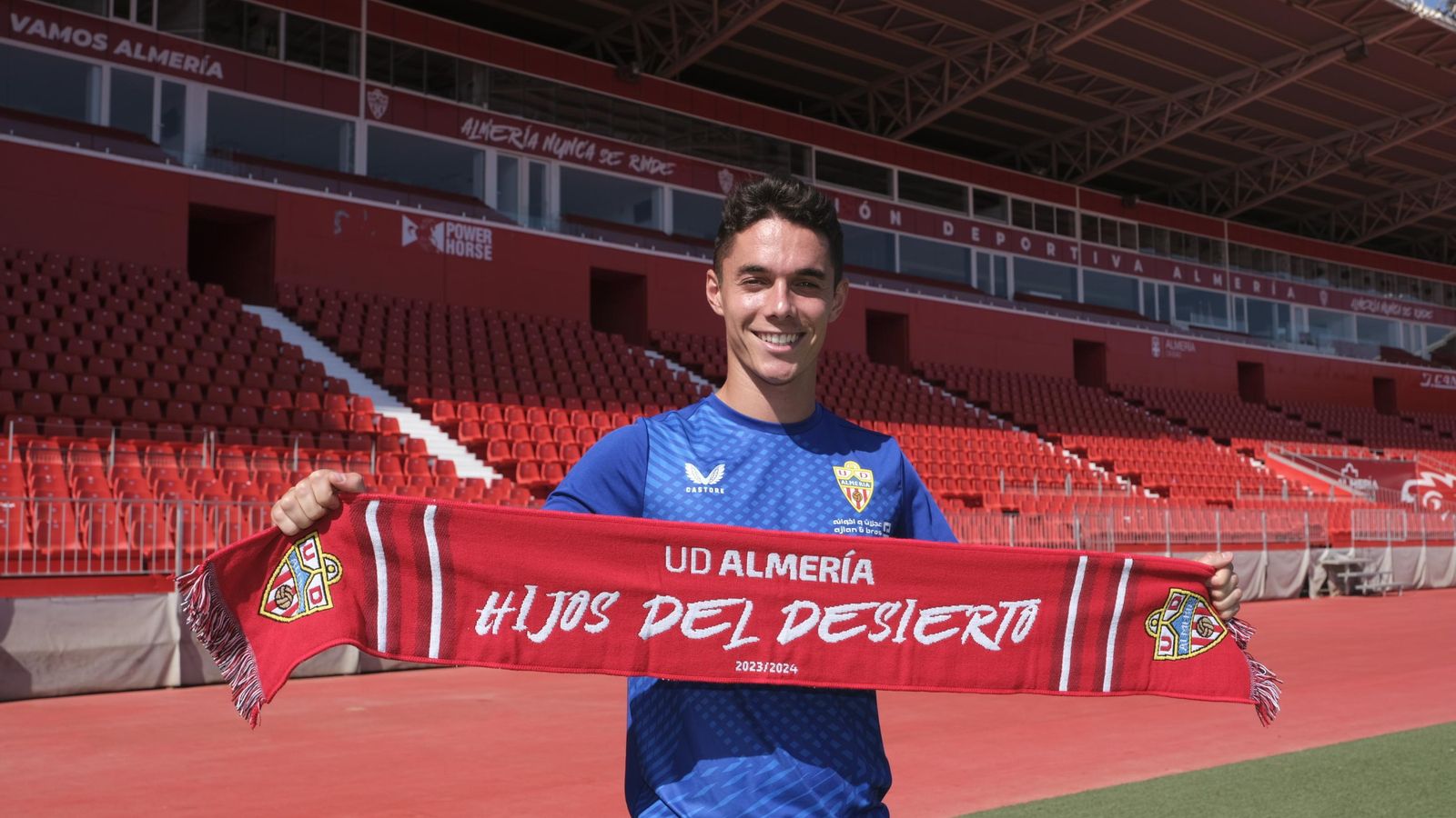 Sergio Arribas posa con una bufanda del conjunto rojiblanco en el Power Horse Stadium.